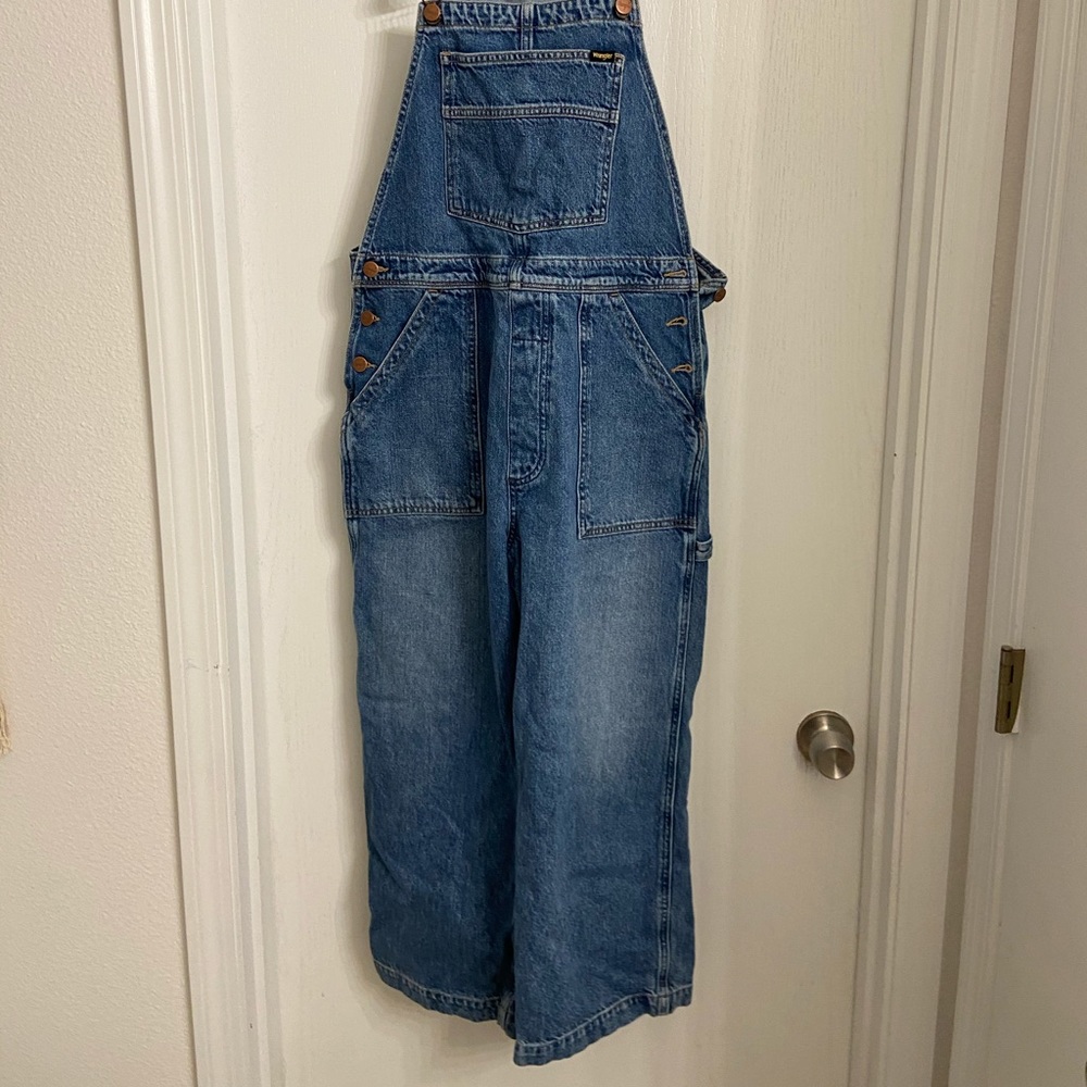 Wrangler Sz M cropped, wide leg overalls